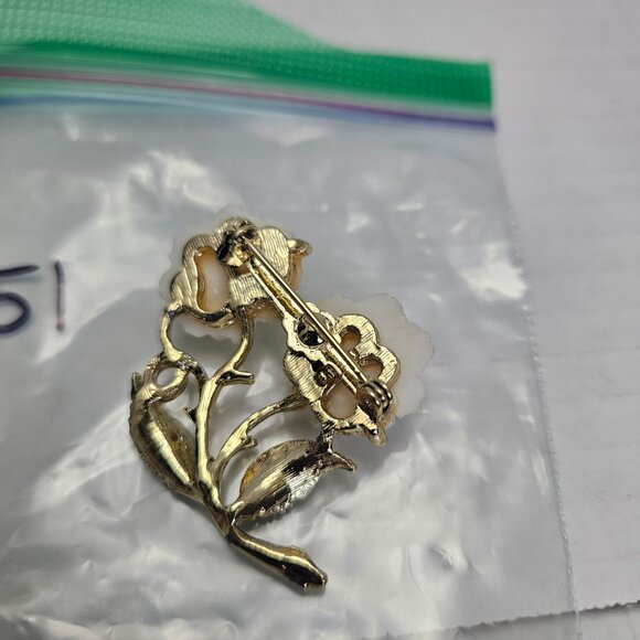 VINTAGE WHITE ROSE BROOCH WITH GOLD TONES - Picture 3 of 4